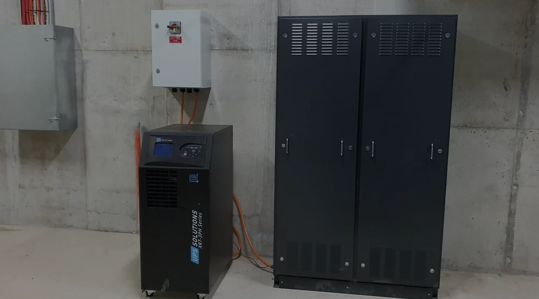 سیستم‌های برق اضطراری در ساختمان: چرا باید از UPS استفاده کنیم؟