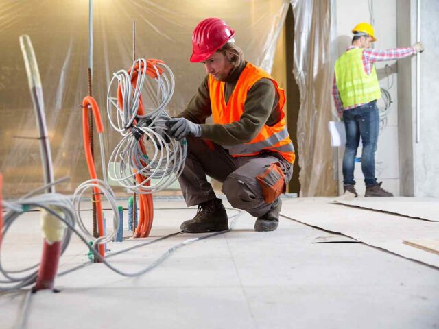 اعزام برقکار پروژه ساختمانی
