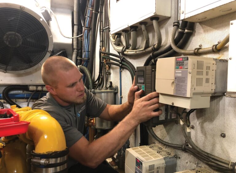 اعزام برقکار موتورخانه برای سیم‌کشی تخصصی و برق‌رسانی تجهیزات گرمایشی و تهویه